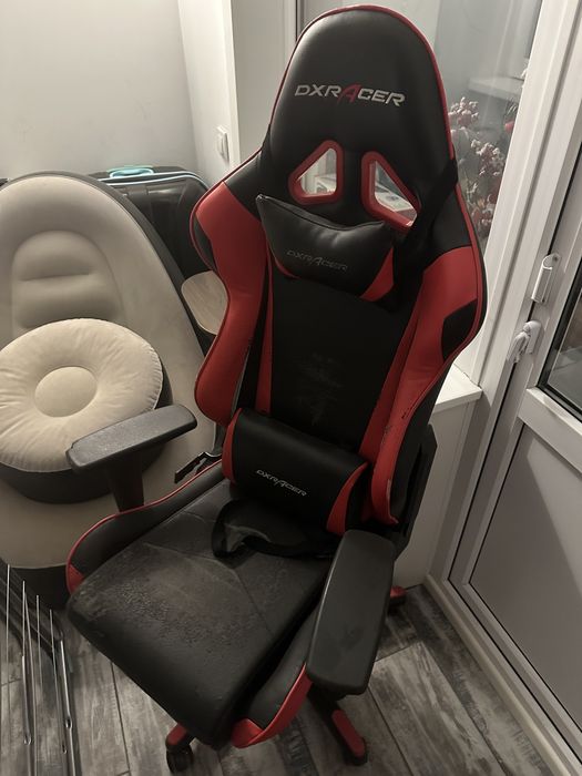 игрвоое кресло dxracer потертый