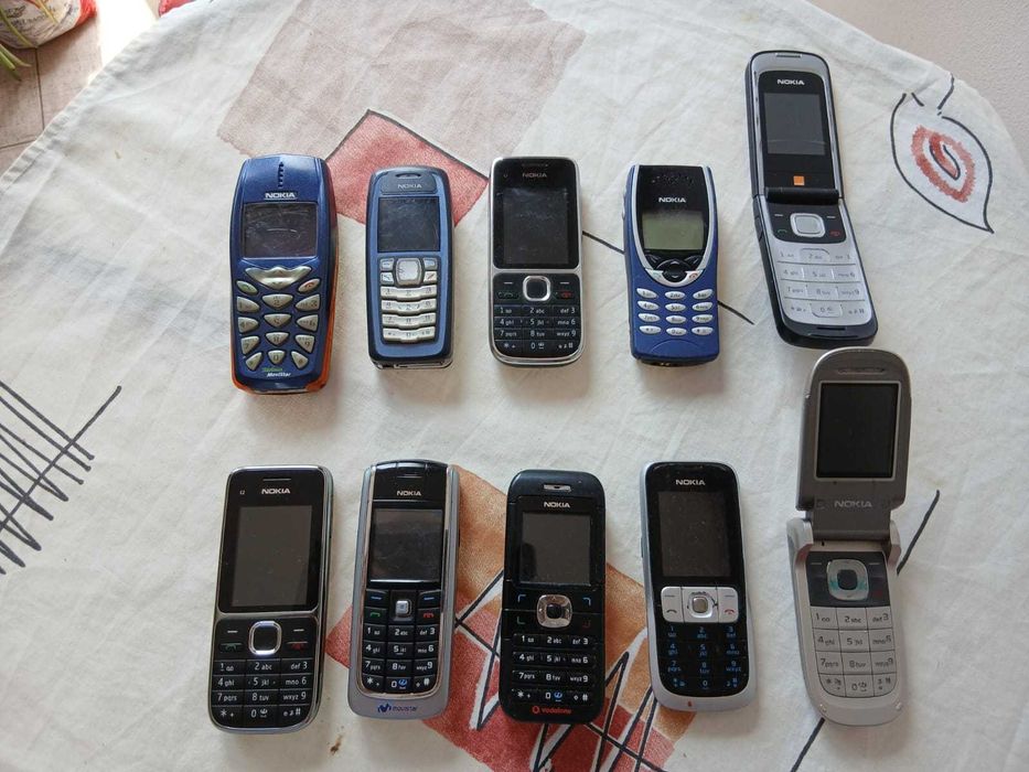 Telefoane retro cu butoane