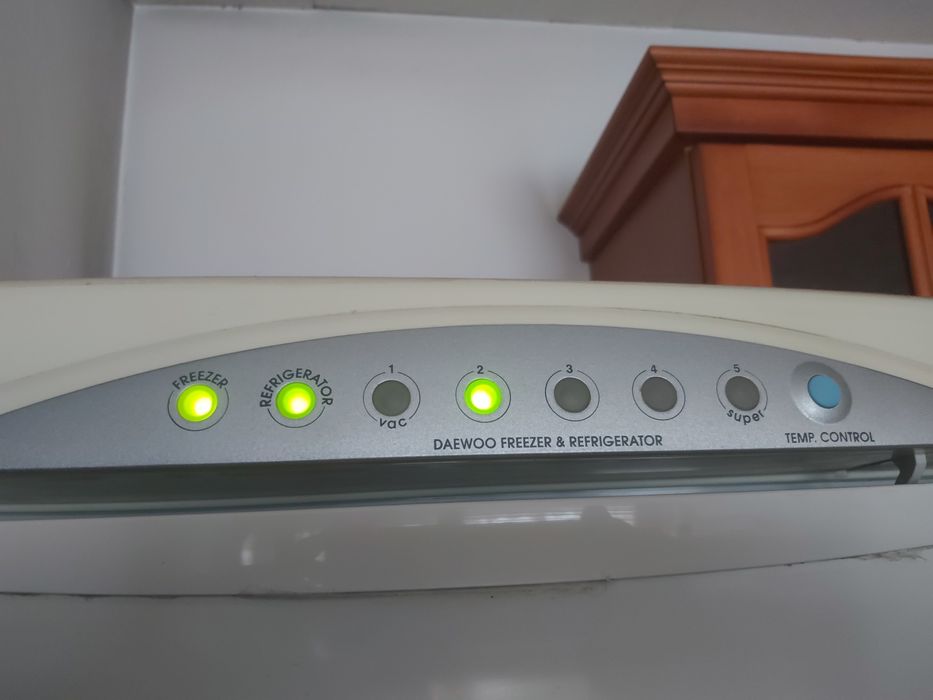 Хладилник с фризер Daewoo