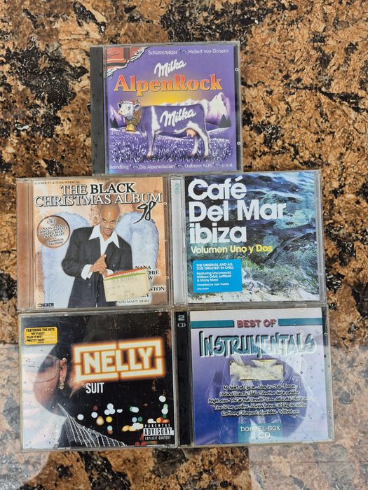 Vând 20 CD muzica ușoară mixtă straina artisti  internationali

- Tot