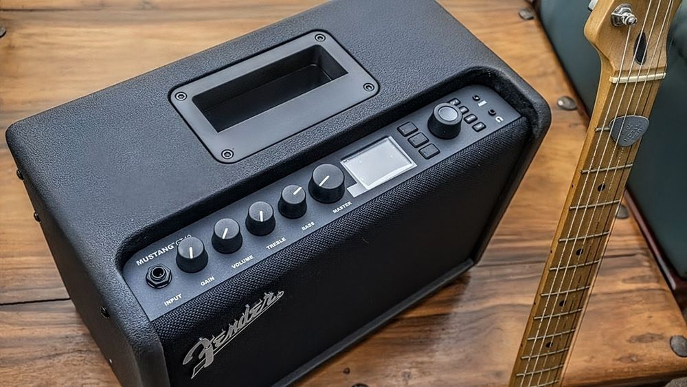 FENDER • Mustang® GT 40 • Усилвател за електрическа китара • футсуич