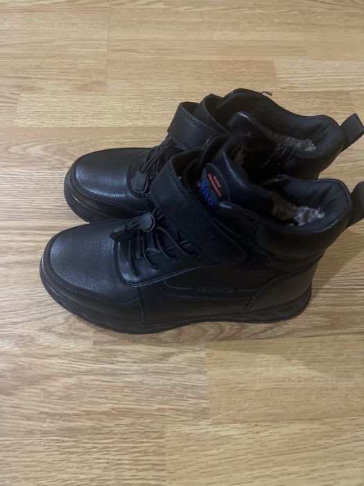 Продам детскую новую зимнюю обувь