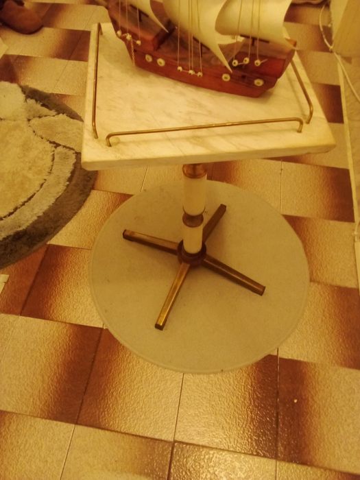 Декоративна масичка за офис бронзова сис истински мрамор...