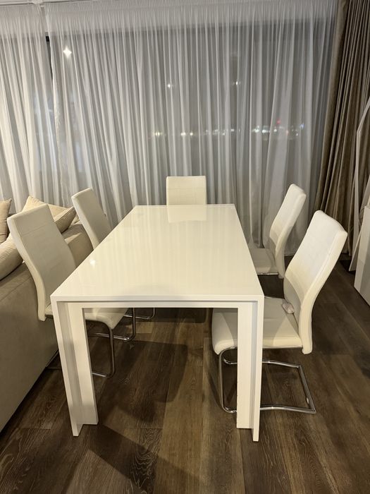 Masa dining cu 6 scaune