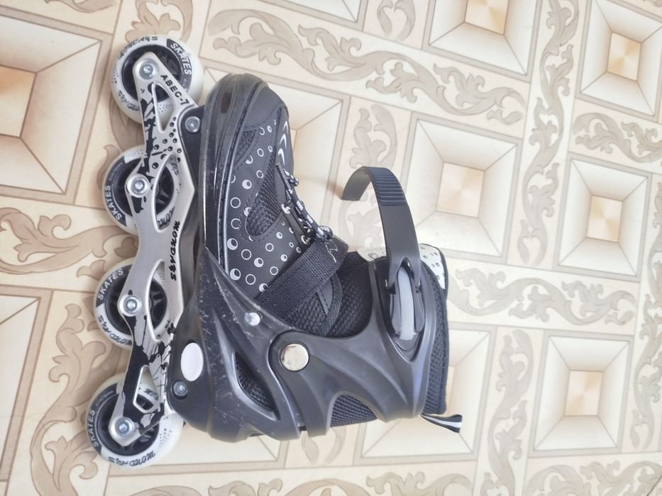 Ролликовые коньки черные