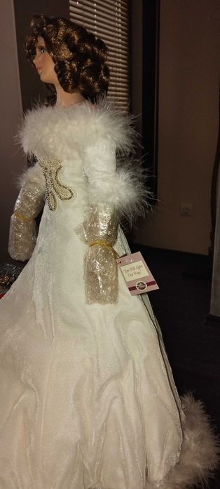 Порцеланова колекционерска кукла