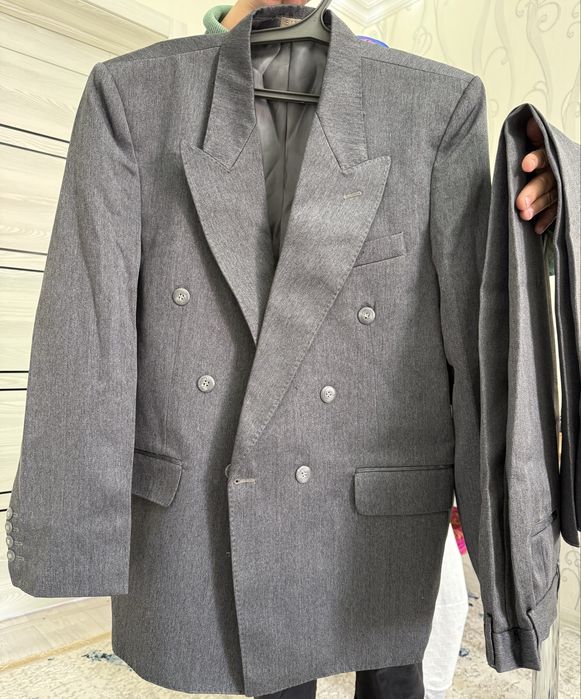 Продам костюмы новые