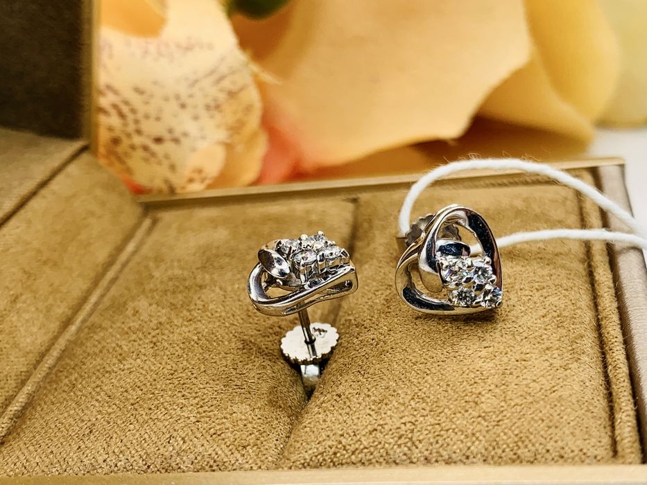 Лаконичные золотое серьги с бриллиантами модели «Пусеты»