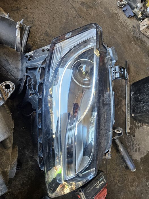 ДЕСЕН фар за Audi A5 2010god