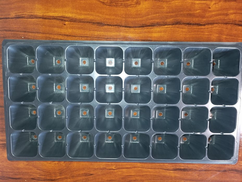 Koʻchatlar uchun kasetalar.