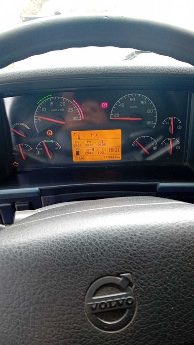 Camion VOLVO FM-440 cu macara