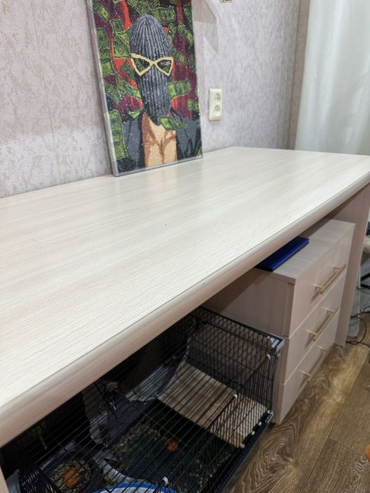 Стол и тумбочка б/у