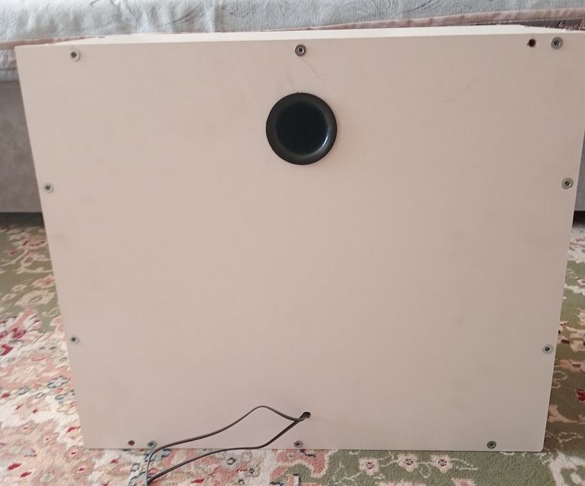 Продам короб с динамиками.