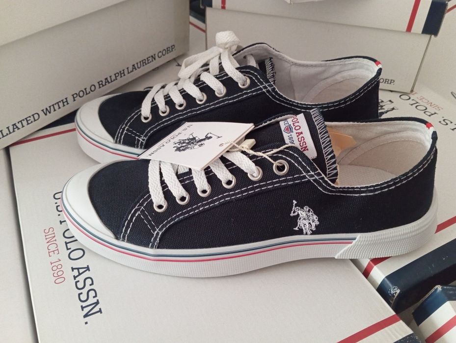 Продается мужское кроссовки