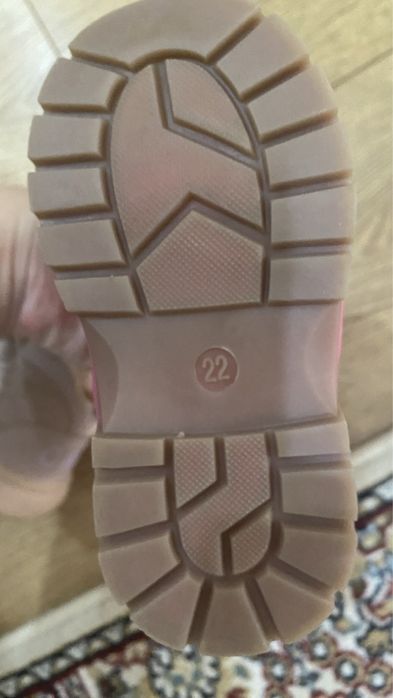 Срочно продам детские ботинки