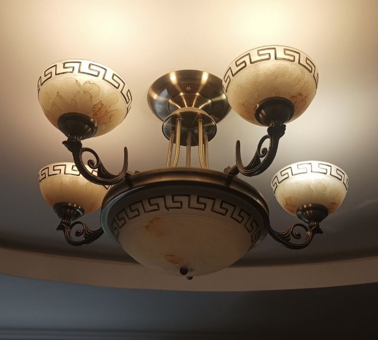 Продам люстру в хорошем состоянии !