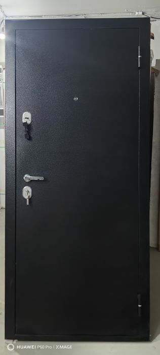 Дверь новая входная.