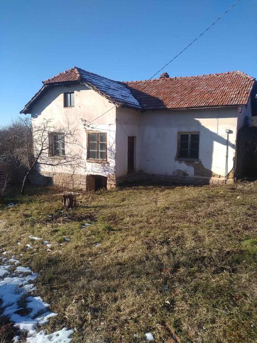 Продава се къща с двор  в град Годеч