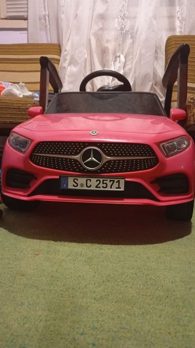 Mașina electrică  Mercedes roz