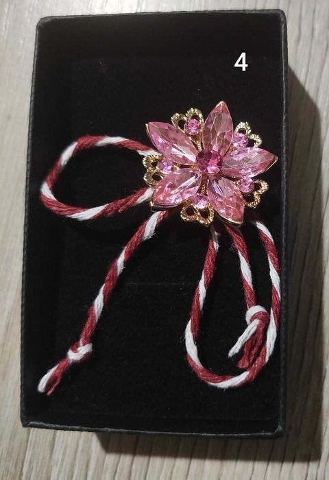 Мартеница с брошка