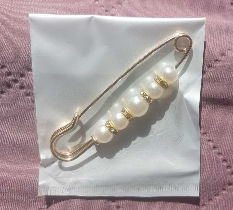 Оригинален подарък - брошка с перли и цирконий