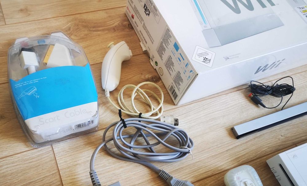 Nintendo Wii пълен комплект с кутия два контролера и игра