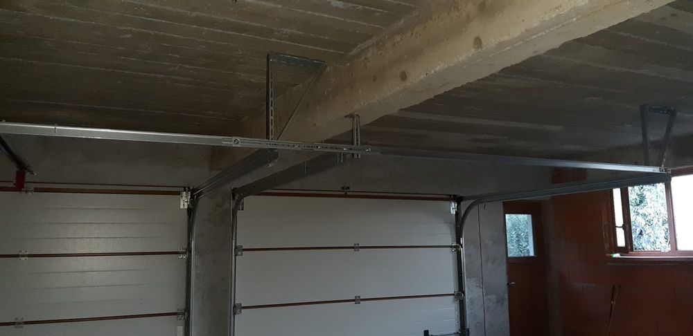 Usa garaj sectionala manuala și electrica