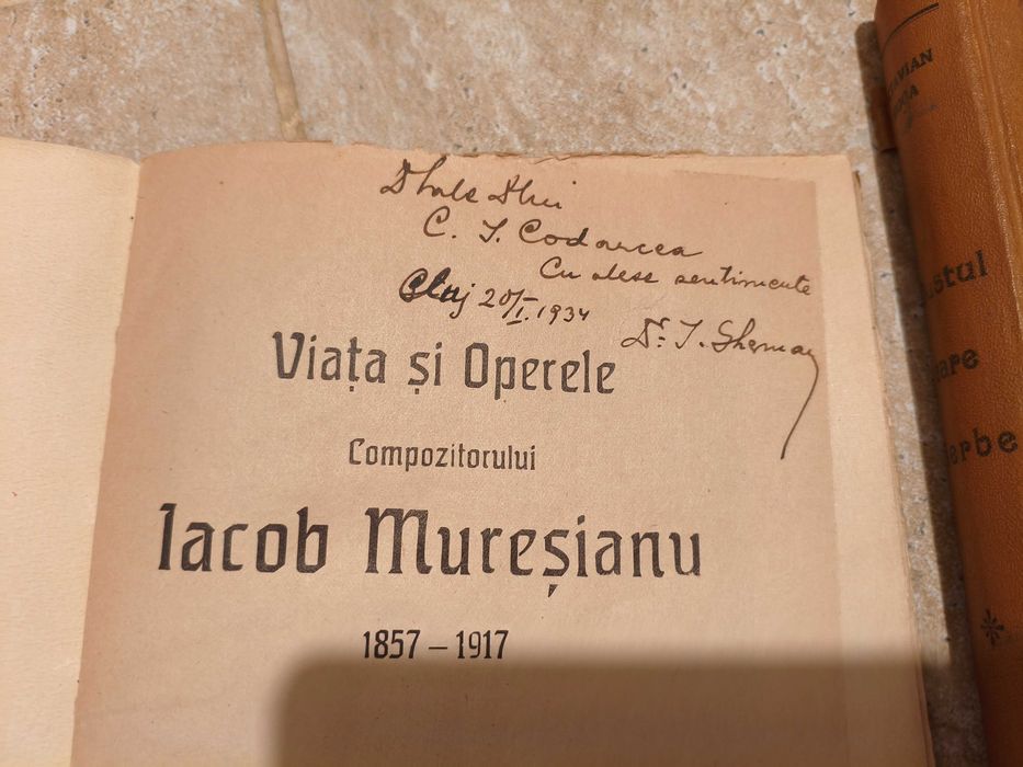 3 carti vechi .. doua cu autografe