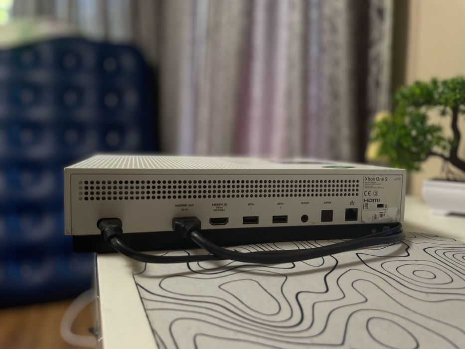 Xbox one s с две игри и pro контролер