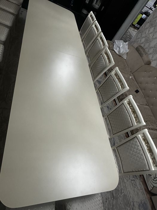 Гоостнинный стол с стулями.