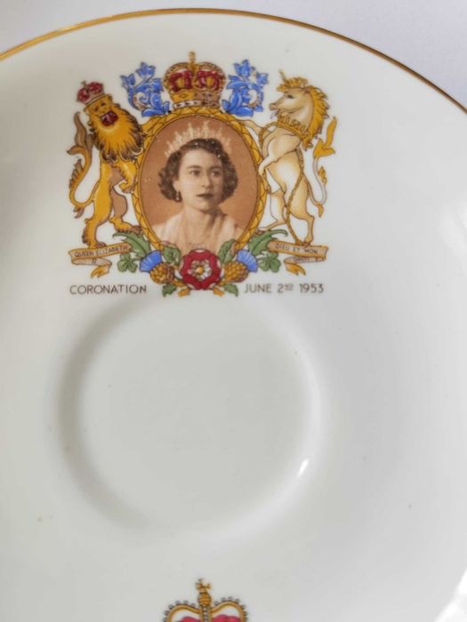 Кралски сувенирни чинийки в чест на Елизабет II и принц Чарлз