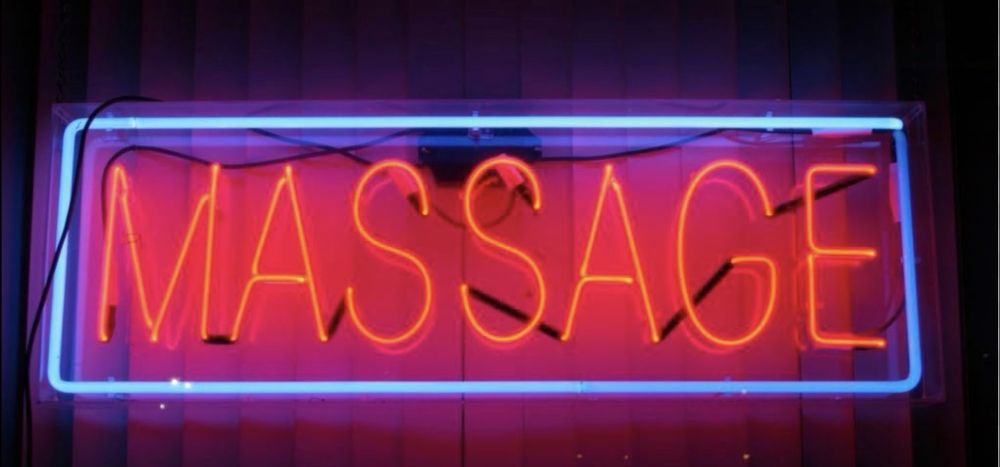 Массажистка одна