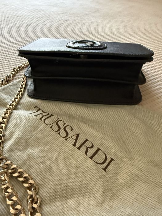 Малка черна чанта TRUSSARDI