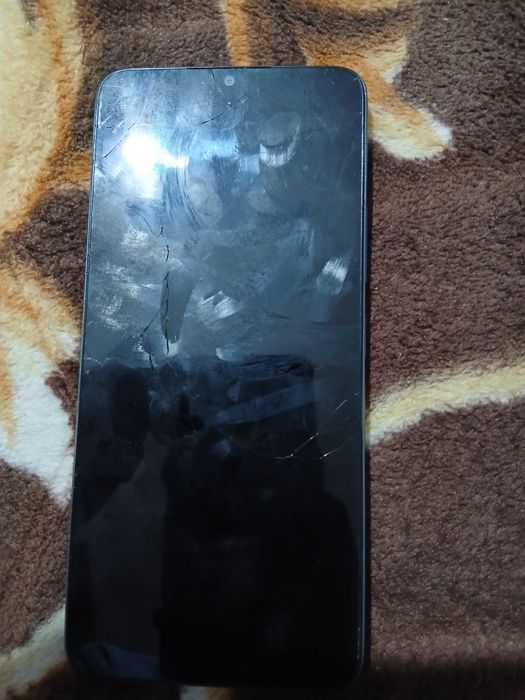 Redmi 13 c pret bun  ecran spart telefonul merge bine accept si schimb