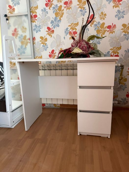 Стол письменный в хорошем состоянии