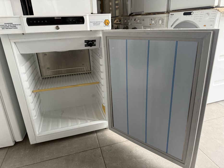 Професионален малък хладилник Gram