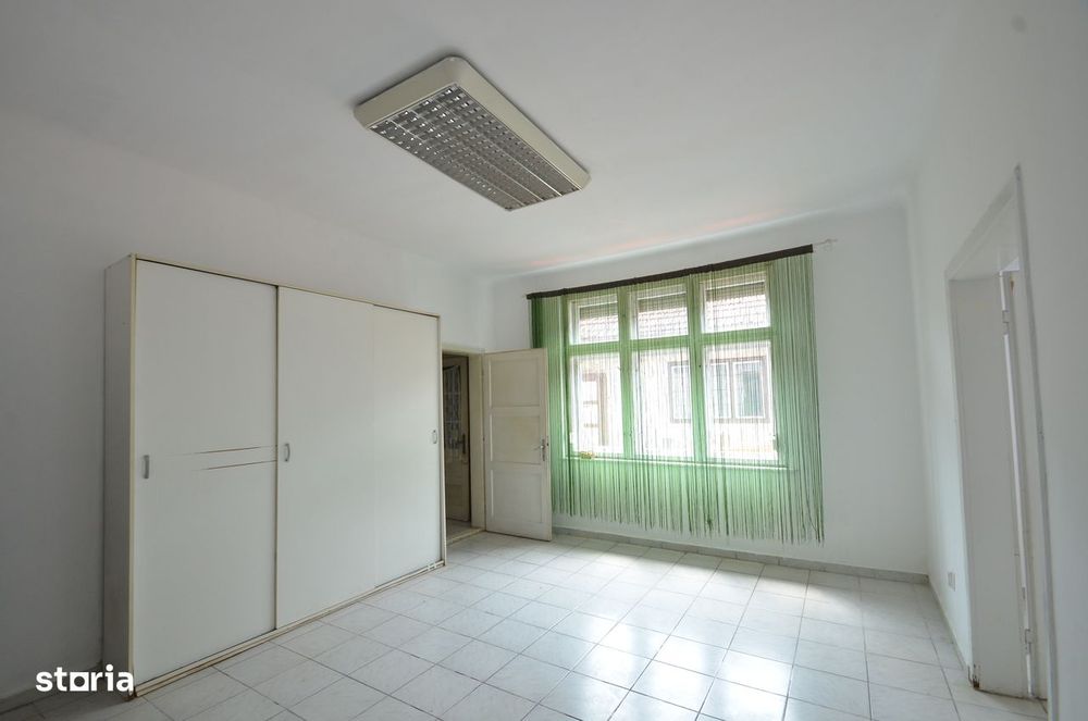 Inchiriez apartament 2 camere bucatarie baie si hol in curte comuna