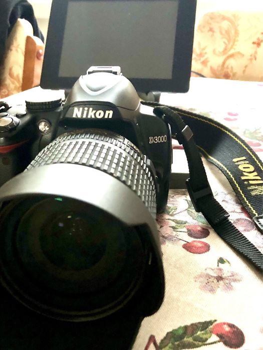 Aparat foto Nikon D3000 cu obiectiv 18-105