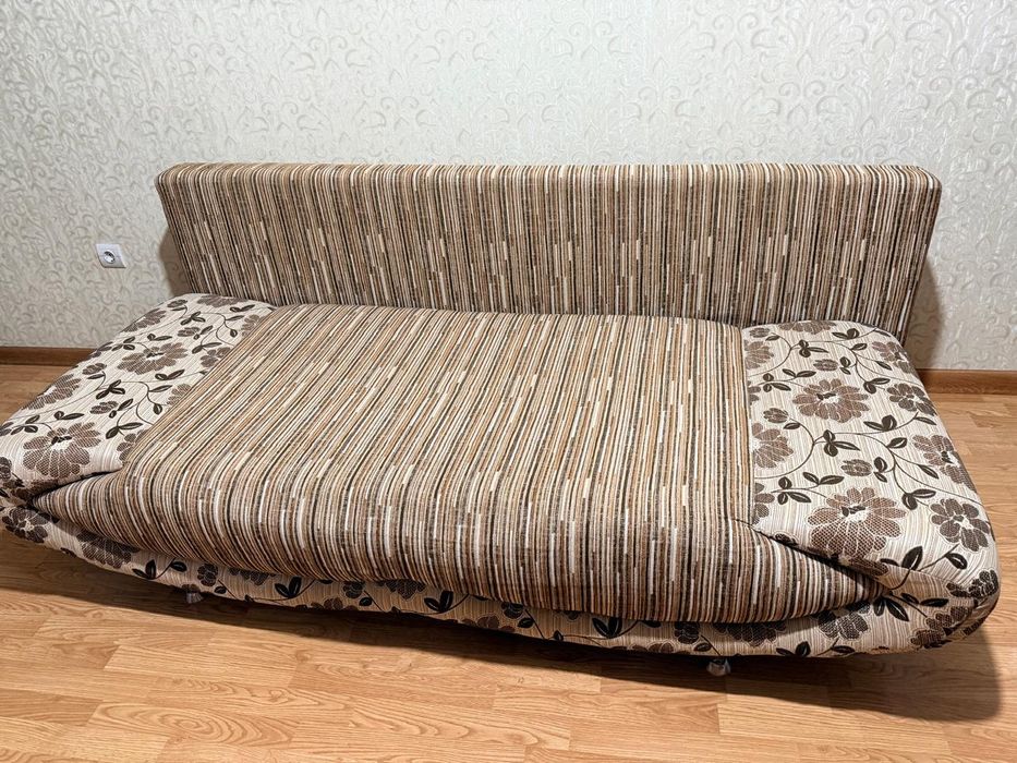 Диван - кровать с подушками