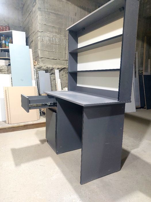 Писменный стол для школьников.