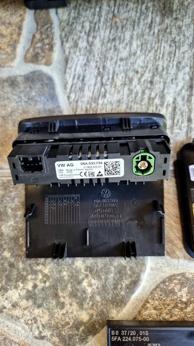 VW ID 3 центр.конзола,инд.зарядно,usb port,cup holder,антена и кука.