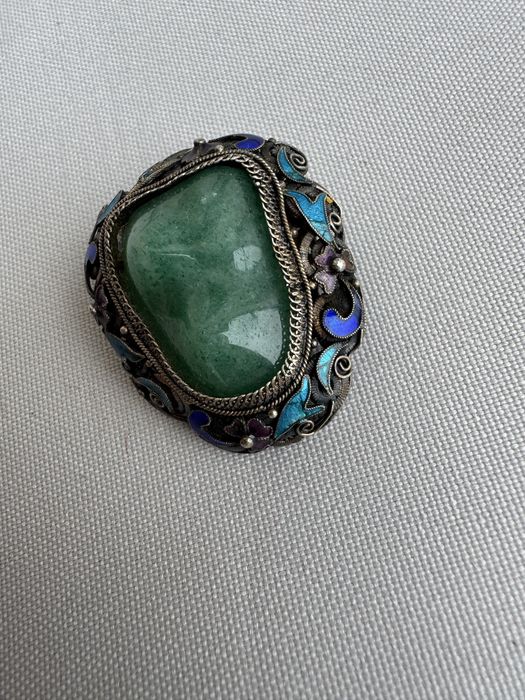 Brosa din argint, jad si email