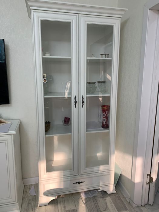 Продам шкаф витрину для гостиной