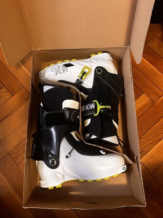 Clapari schi turã Movement