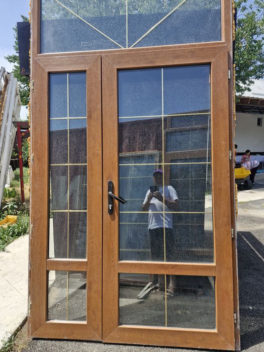 Продаю окна ,двери, витржы.