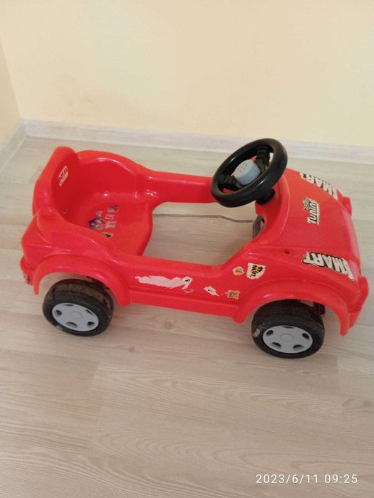 Детска кола с педали