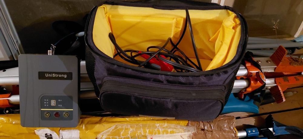 De vânzare echipament radio UHF (modem+cabluri+trepied pentru modem si antena)