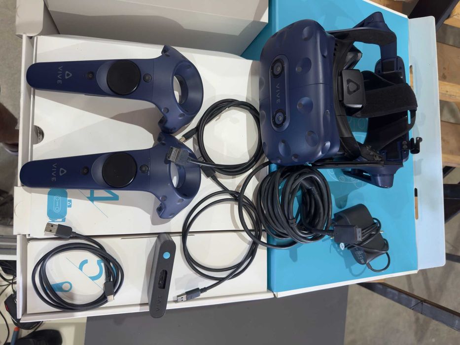 HTC Vive Pro пълен комплект - 4x Base Station 2.0, 2x контролера, 2x тракера
