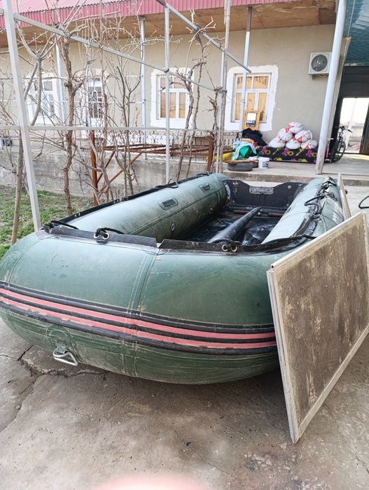 Лодка с мотором.