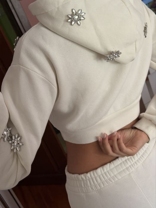 Бял екип със камъни